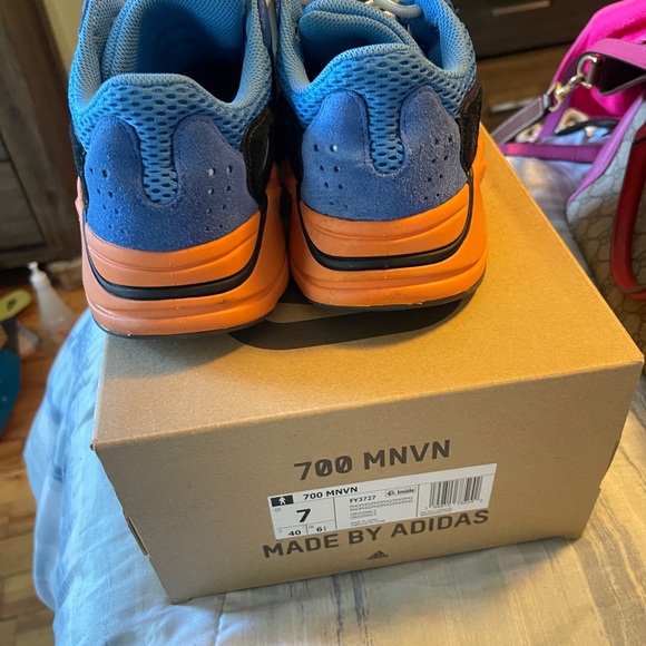 Yeezy 700 - Picture 4 of 6